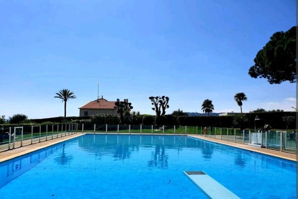 Spacieux F2 Climatise Vue Mer, Piscine Et Parking Antibes Kültér fotó